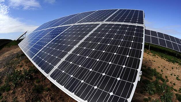 Bei Kupferberg ist eine rund zw&ouml;lf Hektar gro&szlig;e Photovoltaikanlage geplant. Symbolbild: Matthias Rietschel/dapd