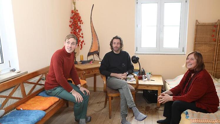 Neben der Arbeit im Haus von Dagmar Stein in Hochstall (Gemeinde Buttenheim), kommt für Christopher Zander (links) und Pablo Fernandez die Unterhaltung nie zu kurz. Fotos: Barbara Herbst