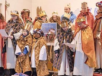 Die Sternsinger singen das Aktionslied "Ich, du, wir".  Foto: H. Reinersmann