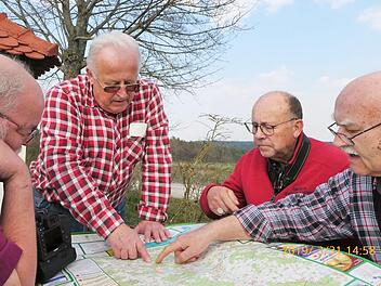Spurensuche an der Wallburg in Eltmann (von links): Ian Dunn, Christian Blenk, Manfred Künzel und Anton Schmidt  Hannes Stetten