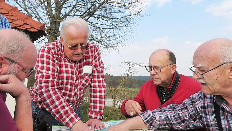 Spurensuche an der Wallburg in Eltmann (von links): Ian Dunn, Christian Blenk, Manfred Künzel und Anton Schmidt  Hannes Stetten