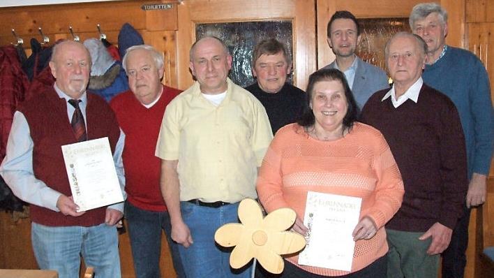 J&uuml;rgen Schmitt (von links), Peter H&uuml;gerich, Vorsitzender Ulli Zech, Erwin Ramming, Margit K&ouml;hler, B&uuml;rgermeister Andreas H&uuml;gerich, Otto Haas und Rudi Morgenroth mit den Geehrten, die Gold-Auszeichnungen erhielten Fotos: J&uuml;rgen Panzer
