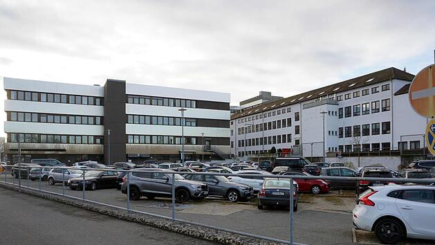 Die zwei Hauptgeb&auml;ude der ehemaligen Adidas-Zentrale, die inzwischen im Besitz der Firma Schaeffler sind, werden saniert.  Foto: Richard S&auml;nger