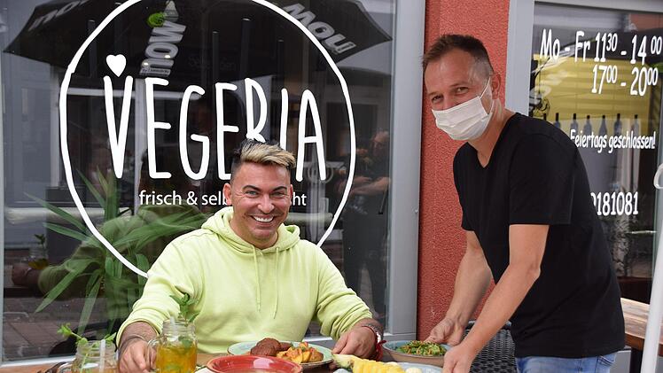 Vorbereitung auf den Kampf: Matthias Mangiapane schätzt und genießt das vegetarische Essen, das ihm Stefan Bauer in der Vegeria serviert.