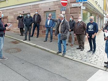 Am Beginn der Unteren Rosenstraße zeigte Oberbürgermeister Frank Rebhan (Mitte) im Beisein von Detlef Rädlein (links) und der Senatsmitglieder an, wie künftig mit dem Fahrrad entgegen der Einbahnstraße auch gefahren werden kann. Foto: Lothar Weidner