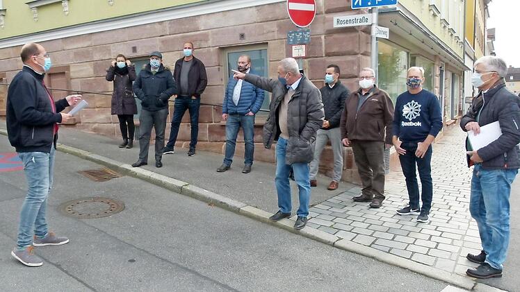 Am Beginn der Unteren Rosenstraße zeigte Oberbürgermeister Frank Rebhan (Mitte) im Beisein von Detlef Rädlein (links) und der Senatsmitglieder an, wie künftig mit dem Fahrrad entgegen der Einbahnstraße auch gefahren werden kann. Foto: Lothar Weidner
