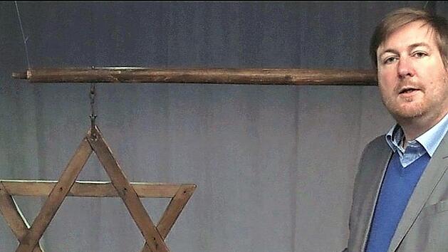Museumsleiter Jens Kraus zeigt den ausgestellten Braustern.  Foto: Fr&auml;nkische-Schweiz-Museum