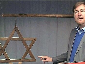 Museumsleiter Jens Kraus zeigt den ausgestellten Braustern.  Foto: Fränkische-Schweiz-Museum