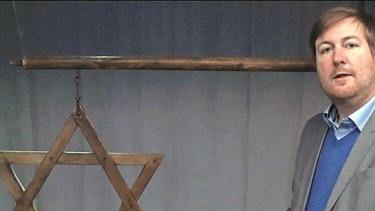 Museumsleiter Jens Kraus zeigt den ausgestellten Braustern.  Foto: Fränkische-Schweiz-Museum