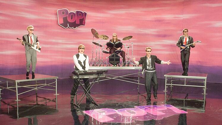 Mit der Band "PoP!" feierte Alex Fletcher (Hugh Grant, zweiter von rechts) gro&szlig;e Erfolge.