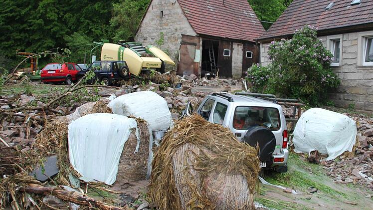 Bild der Verwüstung: Das Auto im Vordergrund wurde von den Gesteinsbrocken regelrecht zertrümmert.