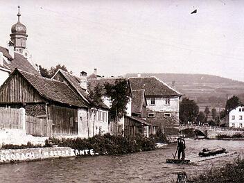 Seit Jahrhunderten ist Unterrodach von der Flößerei geprägt. Unsere Aufnahme entstand auf dem Rodachfluss in den 20er Jahren des vorigen Jahrhunderts. Repro: Gerd Fleischmann