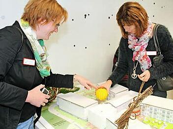 Heimleiterin Annett Kürsten (links) und Pflegedienstleiterin Birgit Baier zeigten sich von den Ideen der angehenden Flechtwerkgestalter begeistert.