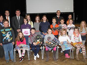 Die Preisträger des 44. "Jugend Creativ"-Wettbewerbs zusammen mit Schulrätin Gisela Rohde (links) Michael Lieb (Dritter von links ) von der Raiffeisen-Volksbank Bad Staffelstein und Landrat Christian Meißner (obere Reihe, Zweiter von rechts).