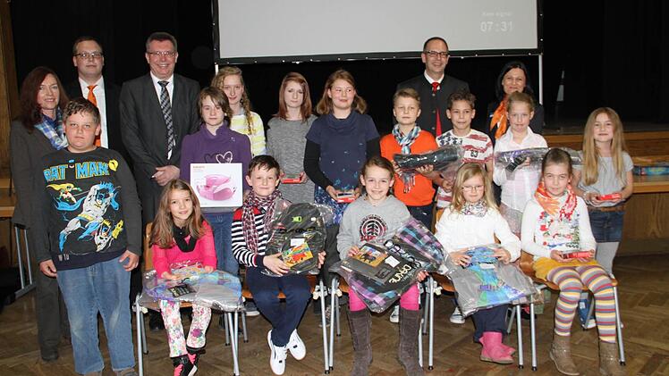 Die Preisträger des 44. "Jugend Creativ"-Wettbewerbs zusammen mit Schulrätin Gisela Rohde (links) Michael Lieb (Dritter von links ) von der Raiffeisen-Volksbank Bad Staffelstein und Landrat Christian Meißner (obere Reihe, Zweiter von rechts).