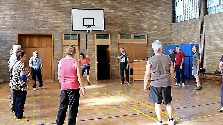 Die Teilnehmer der Herzsportgruppe mit Übungsleiterin Renate Heindel beim Balltraining Foto: Johanna Blum