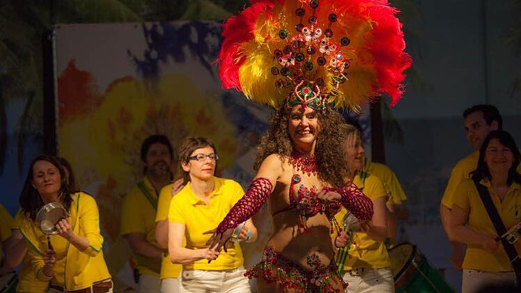 Dagmar Rosenbauer tanzt zur Music der Escola de Samba Primeira de Erlangen. Foto: Roland Rosenbauer
