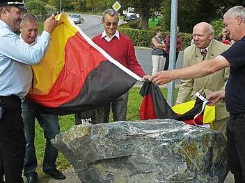 Enthüllung des Gedenksteines. Im Bild (von links) Kommandant Harald Will aus Maierhof, Andreas Langhammer von der Feuerwehr Steinsdorf, der ehemalige Steinsdorfer Bürgermeister Manfred Röhner, Guttenbergs Altbürgermeister Karl Wenzel-Teuber und der Steinsdorfer Wehrführer Bernhard Trautsch.  Foto: Klaus-Peter Wulf