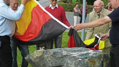 Enthüllung des Gedenksteines. Im Bild (von links) Kommandant Harald Will aus Maierhof, Andreas Langhammer von der Feuerwehr Steinsdorf, der ehemalige Steinsdorfer Bürgermeister Manfred Röhner, Guttenbergs Altbürgermeister Karl Wenzel-Teuber und der Steinsdorfer Wehrführer Bernhard Trautsch.  Foto: Klaus-Peter Wulf