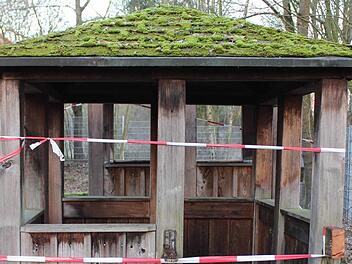 Einer der Spieltürme aus Holz, die bei der Auktion des Elternbeirates unter den Hammer kommen. Foto: Heike Beudert
