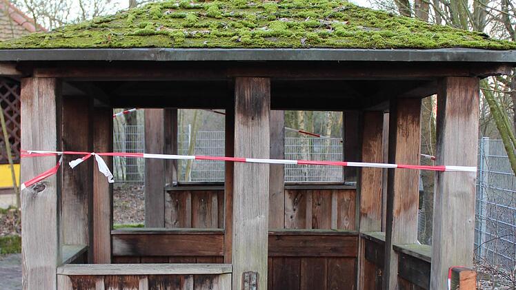 Einer der Spieltürme aus Holz, die bei der Auktion des Elternbeirates unter den Hammer kommen. Foto: Heike Beudert