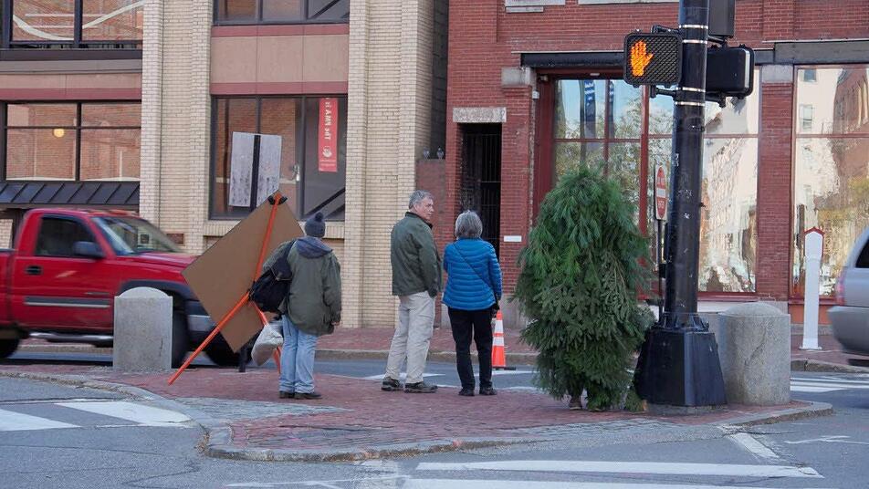 In Portland hat die Polizei einen Baum verhaftet. Foto: Wilder Nicholson/dpa