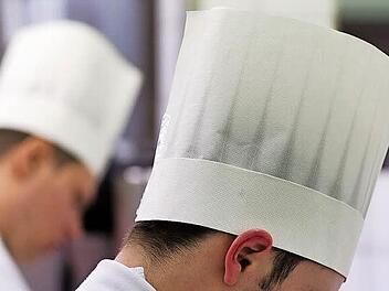 Nicht nur unter den Kochmützen brodelt es: Die Gastronomen und Hoteliers fühlen sich durch neue gesetzliche Regelungen aus Ministerien unnötig belastet.  Foto: Jens Büttner, dpa