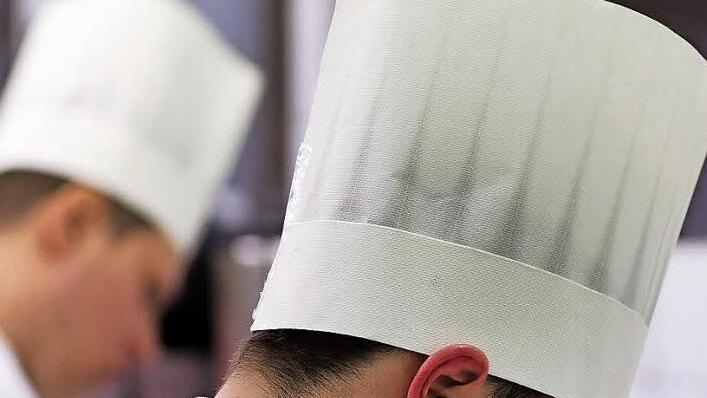 Nicht nur unter den Kochmützen brodelt es: Die Gastronomen und Hoteliers fühlen sich durch neue gesetzliche Regelungen aus Ministerien unnötig belastet.  Foto: Jens Büttner, dpa