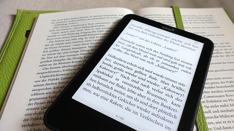 Urlaubslektüre - gedruckt oder in digitaler Form.Foto: Jens Kalaene/dpa