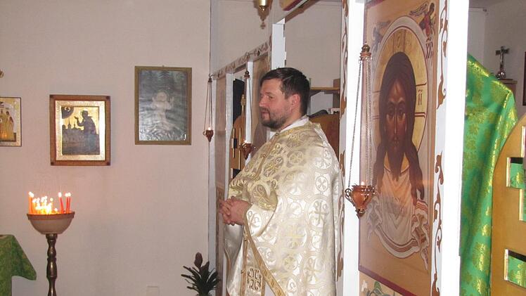 Erzpriester Artemij Bondarenko feierte  einen weihnachtlichen  Festgottesdienst in der Kirche des heiligen Seraphim von Sarow.