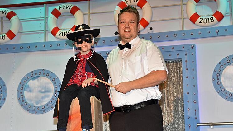 Der Meister und seine freche Puppe: Thomas Schuck als "Bauchredner" (rechts) und sein Sohn als "El Zorro" ernteten viel Applaus. Foto:  Ulrike Langer