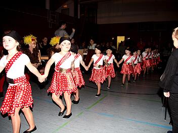 Die Jüngsten, die "Purzel-Piraten", ziehen in die Halle ein. Foto: Richard Sänger Foto: Richard Sänger