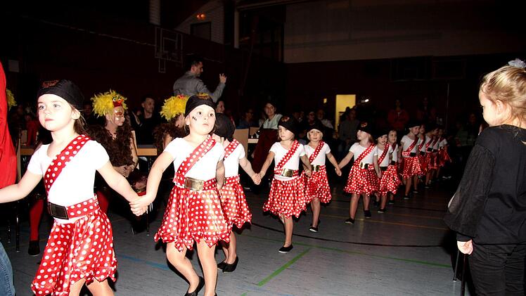Die Jüngsten, die "Purzel-Piraten", ziehen in die Halle ein. Foto: Richard Sänger Foto: Richard Sänger