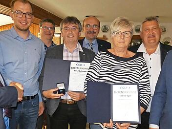 Der scheidende CSU-Ortsvorsitzende Wilfried Löwinger (links) gratuliert seinem Nachfolger Andreas Stein zur Wahl; rechts daneben Michael Hahn, Bernd Kuhmann (30 Jahre), Manfred Zapf, Beate Opel (30 Jahre), stellvertretender CSU-Kreisvorsitzender G...
