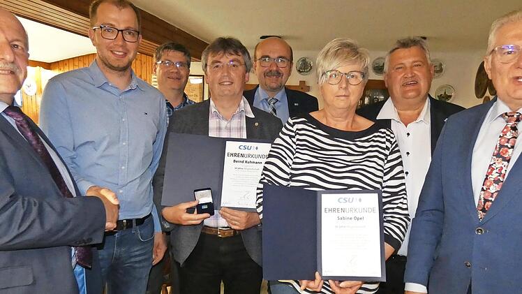 Der scheidende CSU-Ortsvorsitzende Wilfried Löwinger (links) gratuliert seinem Nachfolger Andreas Stein zur Wahl; rechts daneben Michael Hahn, Bernd Kuhmann (30 Jahre), Manfred Zapf, Beate Opel (30 Jahre), stellvertretender CSU-Kreisvorsitzender G...