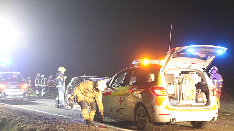 Ansbach: Fahranfänger überschlägt sich mehrfach - Feuerwehr muss 18-Jährigen aus Auto retten