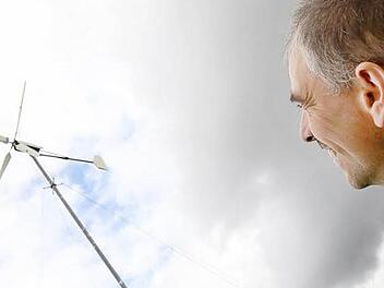 Solange Wind weht, dreht sich das Windrad von Matthias Konrad, auch wenn dunkle Wolken aufziehen  - anders als bei Photovoltaik-Anlagen.   Foto: Tim Birkner