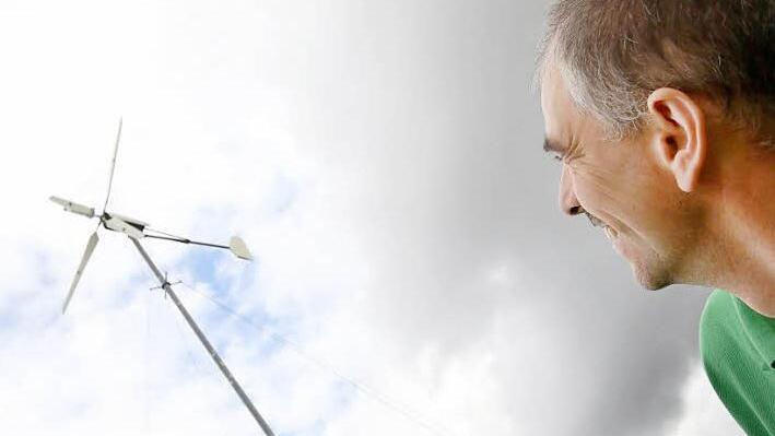 Solange Wind weht, dreht sich das Windrad von Matthias Konrad, auch wenn dunkle Wolken aufziehen  - anders als bei Photovoltaik-Anlagen.   Foto: Tim Birkner