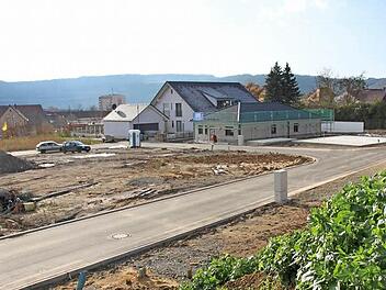 Drei Häuser stehen bereits, für ein viertes ist die Bodenplatte gegossen. Auf der freien Fläche links sollen Gebäude mit altersgerechten Wohnungen entstehen. Foto: Archiv/ Markus Reeh