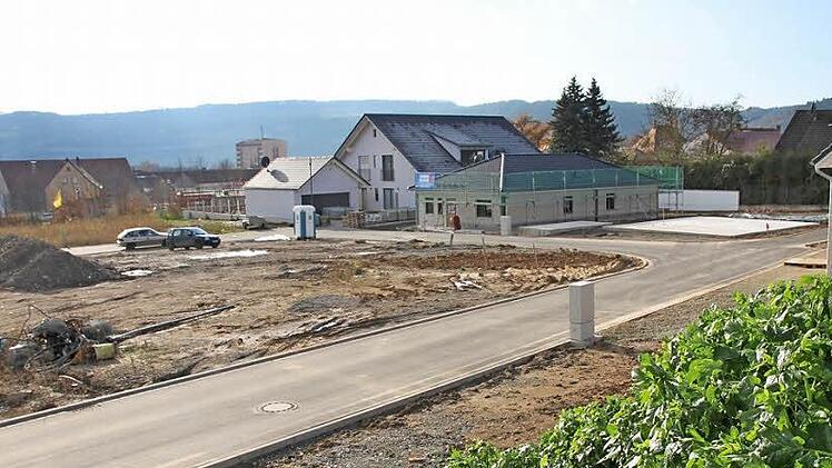 Drei Häuser stehen bereits, für ein viertes ist die Bodenplatte gegossen. Auf der freien Fläche links sollen Gebäude mit altersgerechten Wohnungen entstehen. Foto: Archiv/ Markus Reeh