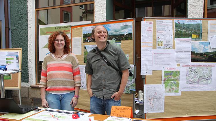 Die frisch gegründete Bürgerinitiative gegen die Stromtrasse wirbt in der Ludwigstraße.