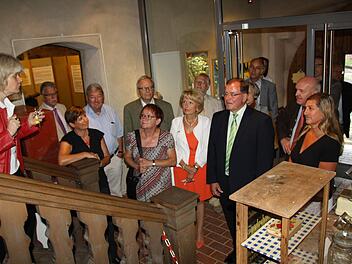 Museumsleiterin Annette Späth (links) führt Mitglieder des Bezirkstages durch das Volkskundemuseum. Aus Späths Sicht herrscht durchaus Handlungsbedarf in den drei Aschacher Museen, die laufenden Kosten könnten aber nur in begrenztem Maß gesenkt werden. Foto: Ralf Ruppert