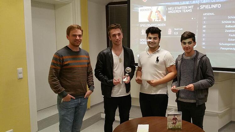 Matthias Breunlein (v. l.) gratuliert den besten drei Spielern, Sven (1.), Kadir (3.) und Yasin (2.).