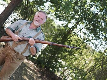 Albert Dresel hält ein Salutgewehr in der Hand. Für ihn ist das Gewehr eine "Wertschöpfung". Foto: Sarah Dann