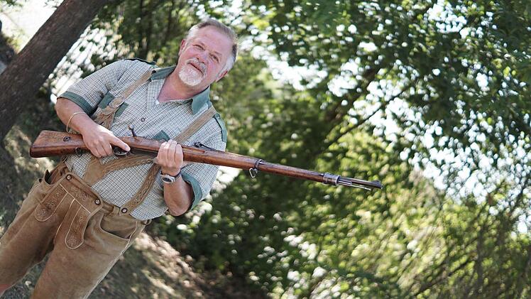 Albert Dresel hält ein Salutgewehr in der Hand. Für ihn ist das Gewehr eine "Wertschöpfung". Foto: Sarah Dann