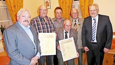 Neue Ehrenmitglieder sind Dieter Grieser und Erwin Koch (Zweiter und Vierter von links). Ihnen gratulierten (von links) Zweiter Vorsitzender Ottmar Ernst, Zuchtwart Bernd Schuhmann, Vorsitzender Klaus Urlaub und Bürgermeister Claus Bittenbrünn. Fotos: Gerold Snater