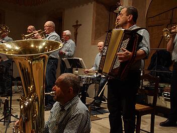 Die Rhöner Bergmusikanten aus Waldfenster während ihres Konzertes in Maria Bildhausen  Foto: Anton Then