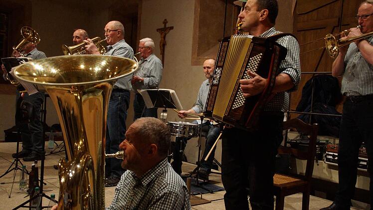 Die Rhöner Bergmusikanten aus Waldfenster während ihres Konzertes in Maria Bildhausen  Foto: Anton Then
