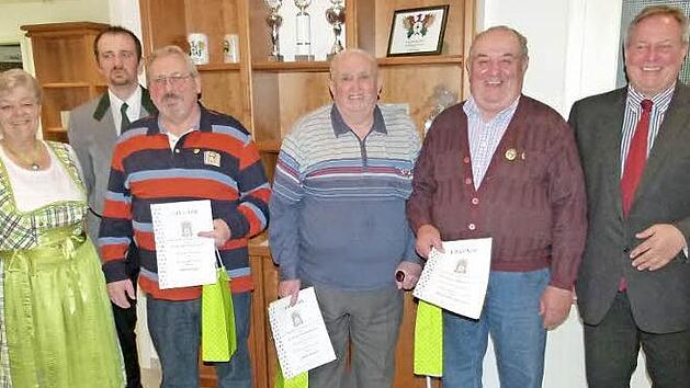 Ehrungen f&uuml;r 40 Jahre Mitgliedschaft wurden bei der Sch&uuml;tzengesellschaft durchgef&uuml;hrt. Unser Bild zeigt (von links) Vorsitzende Inge Winkler, Sch&uuml;tzenmeister Mark Trapper, stellvertretenden Vorsitzenden Hans Kaspar, Jakob D&uuml;tsch, Gerhard P&ouml;hlmann und B&uuml;rgermeister Volker Schmiechen.  Foto: Werner Oetter