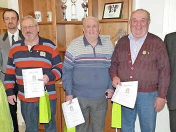 Ehrungen für 40 Jahre Mitgliedschaft wurden bei der Schützengesellschaft durchgeführt. Unser Bild zeigt (von links) Vorsitzende Inge Winkler, Schützenmeister Mark Trapper, stellvertretenden Vorsitzenden Hans Kaspar, Jakob Dütsch, Gerhard Pöhlmann und Bürgermeister Volker Schmiechen.  Foto: Werner Oetter